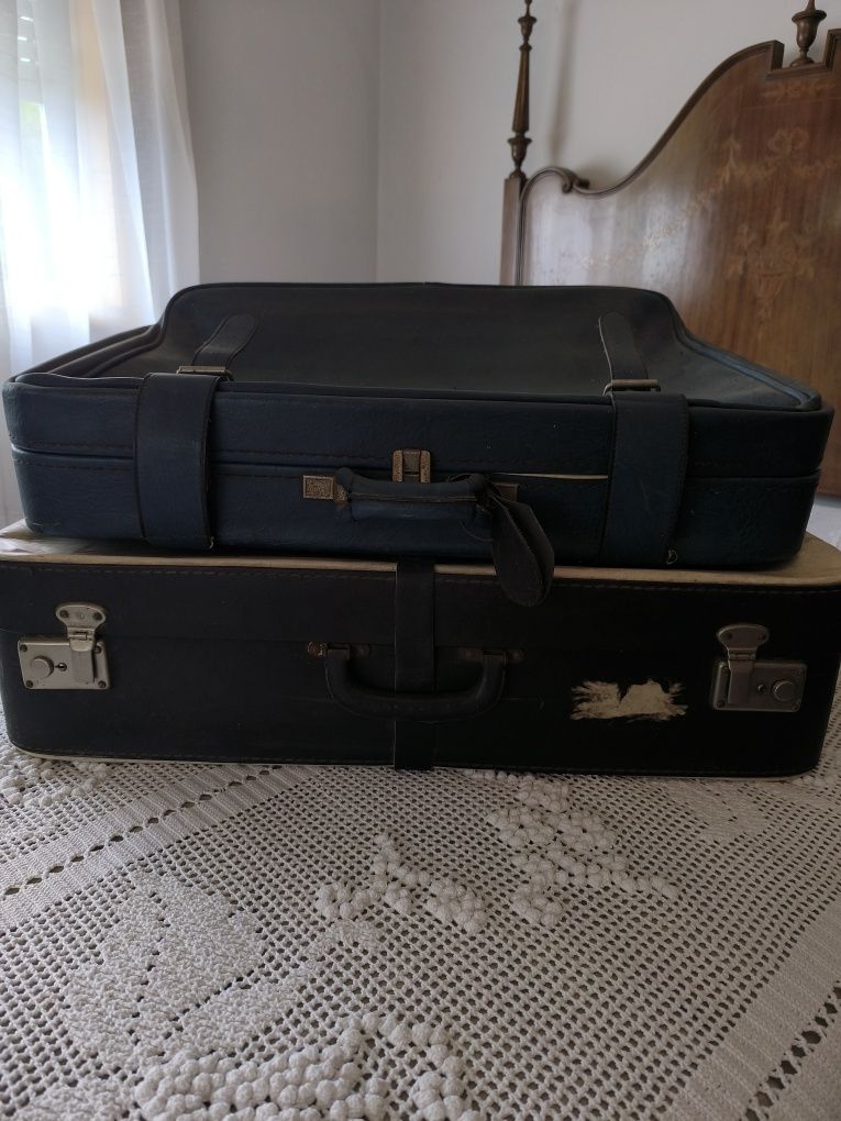 Lote de 2 malas antigas de viagem em couro.. Tem cerca de 60 anos