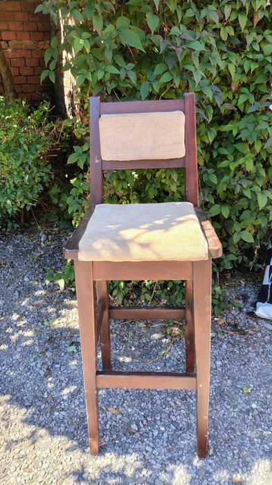 Wysokie krzesło hoker