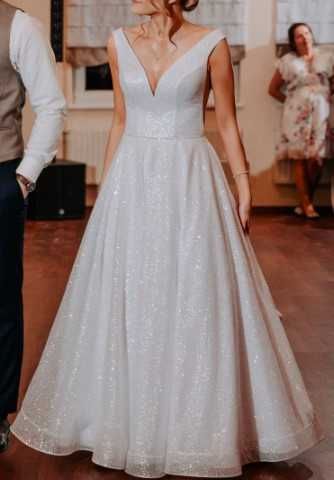 Brokatowa suknia ślubna z trenem w kształcie litery A