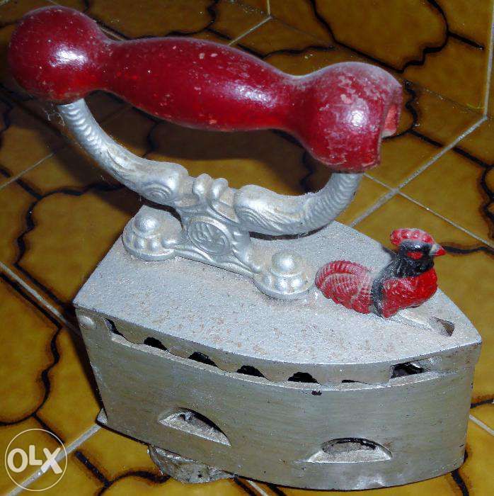 Ferro de engomar antigo a carvão