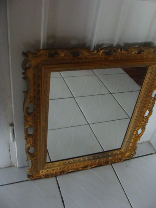 Stare  lustro w złotej ramie