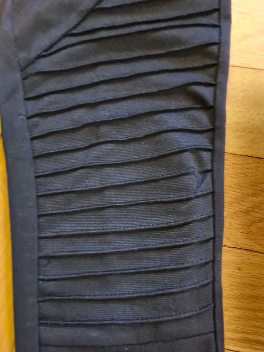 Czarne legginsy Avon rozmiar S, przeszycia na kolanach
