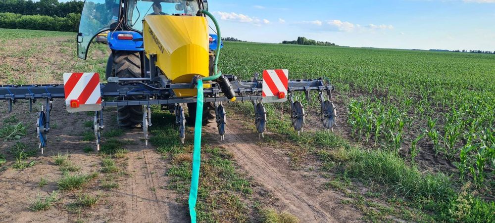 Внесення касу та рідких добрив підживлення.