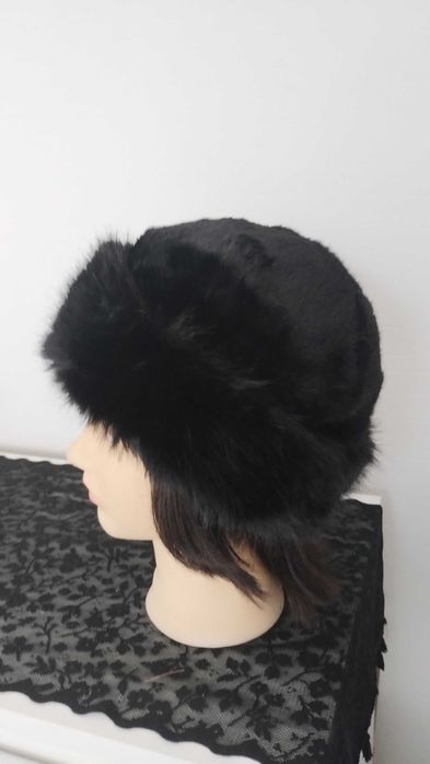Czarna ciepła czapka imitacja futerka
