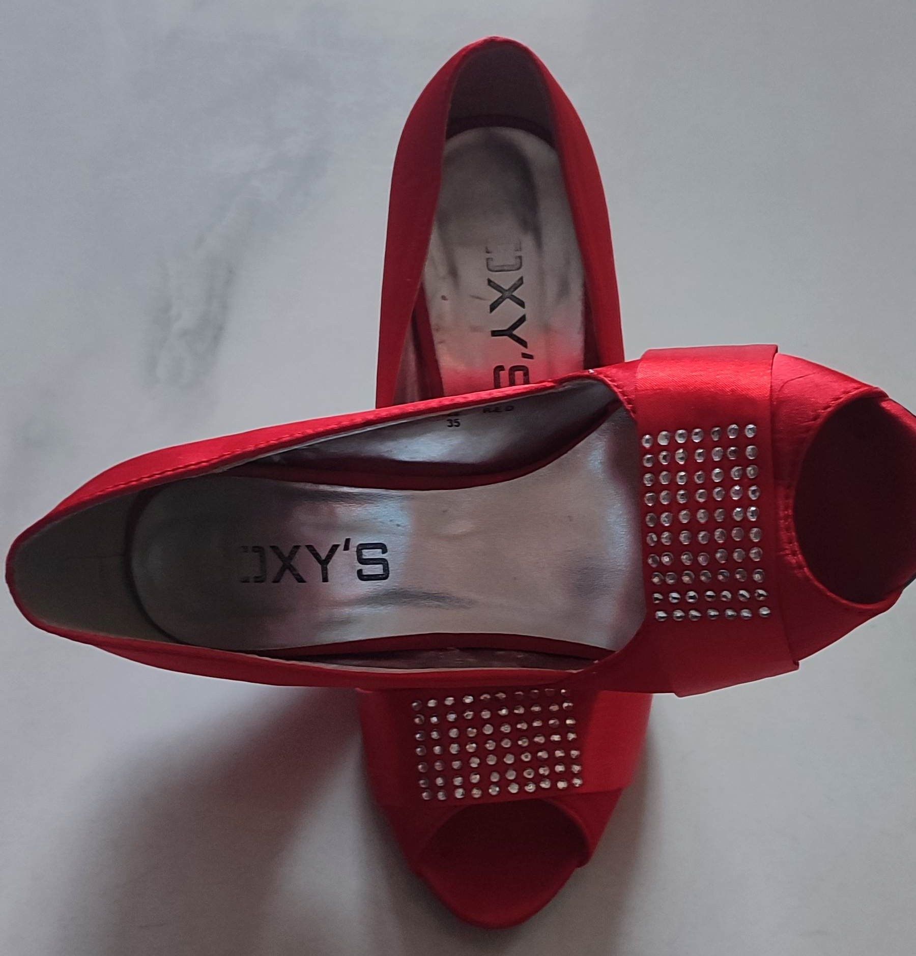 Satynowe czerwone pantofle z cyrkoniami odkrytymi palcami