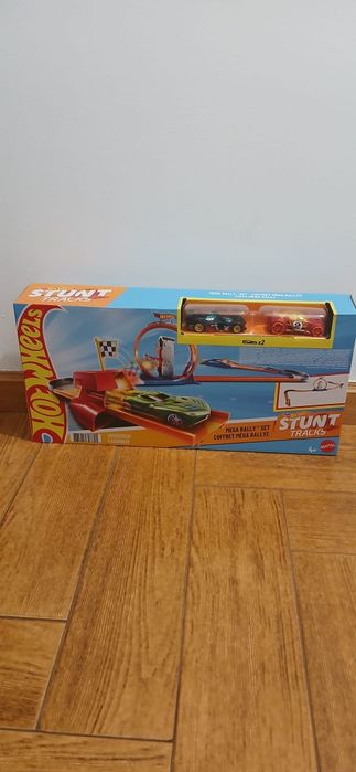Pista Hot Wheels com dois veiculos