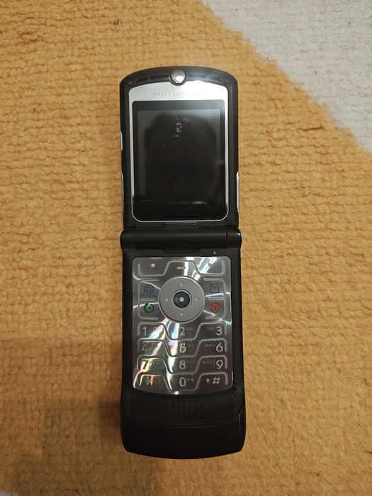 Motorola Razr V3 + zestaw oryginalnych akcesoriów