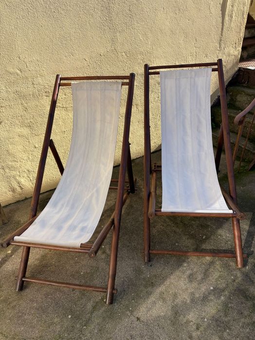Duas espreguiçadeiras em madeira