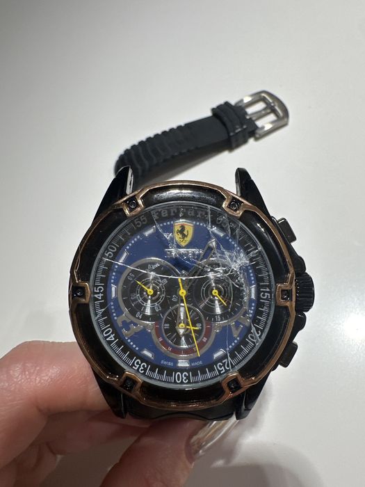 Uszkodzony zegarek Ferrari