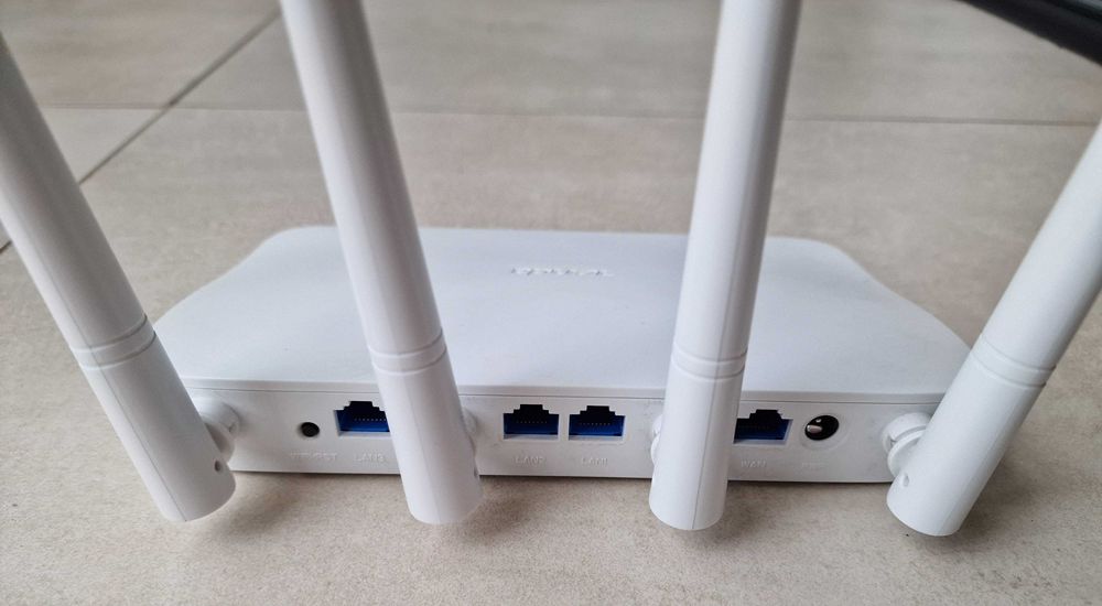 Tenda F6 router WiFi, pasmo 2,4GHz, cztery anteny 4x5dBi, 300Mb/s