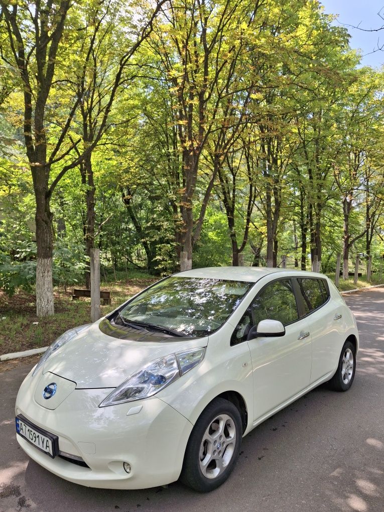 Nissan leaf 2011року