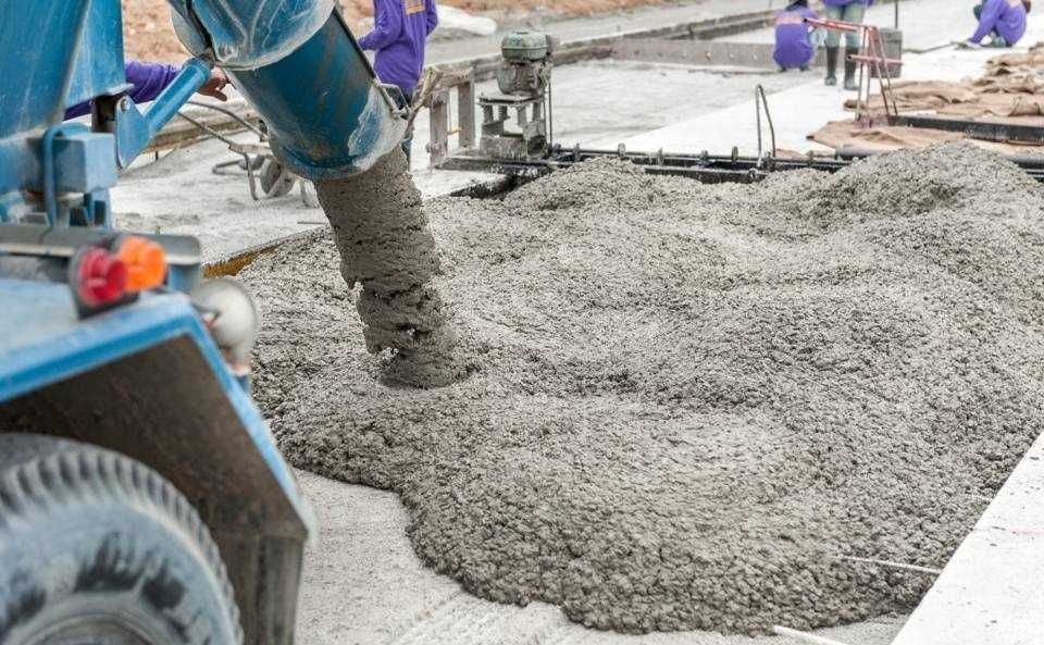 Suchy beton tłuczeń żwir gruz kamień drenarski piasek ziemia ogrodowa