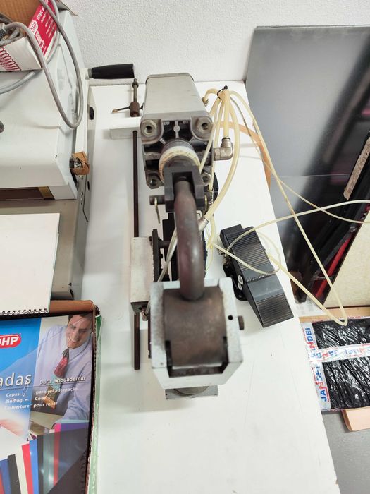 Máquina de Ilhoses Pneumática