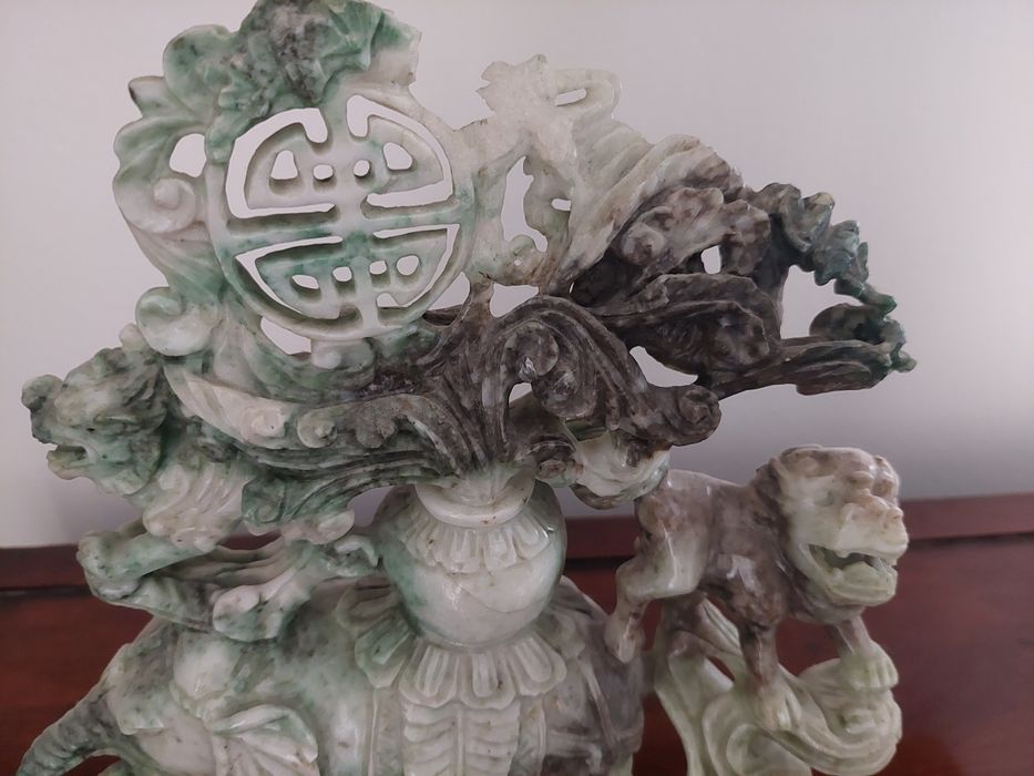 Excelente escultura em jade