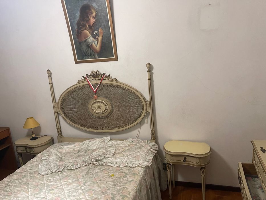 Conjunto de quarto antigo e sofá