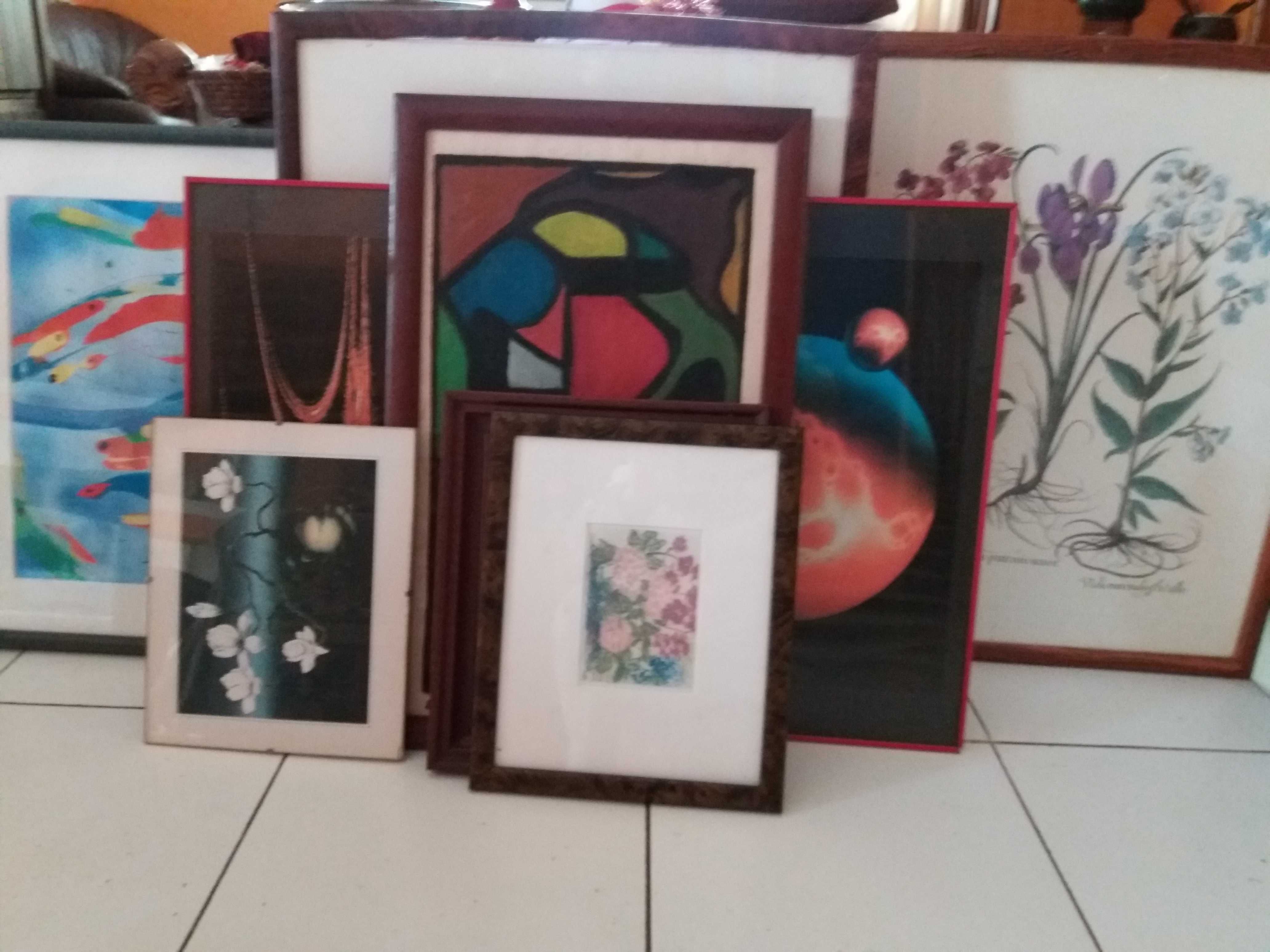 Candeeiros vasos quadros sofá cama c/colchão