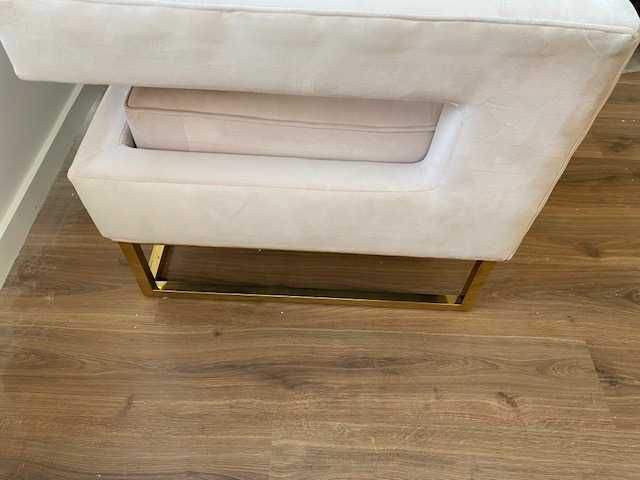 poltrona rosa claro com base dourado