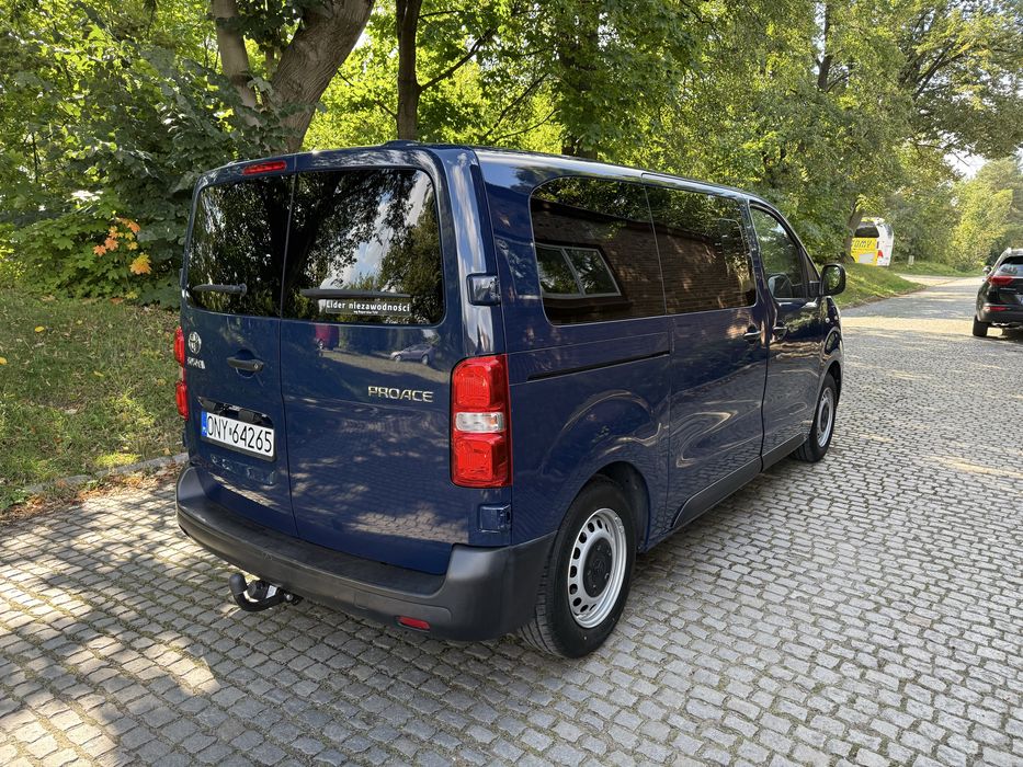 Wynajem busa 9-osobowego – Toyota ProAce 1.6 Diesel