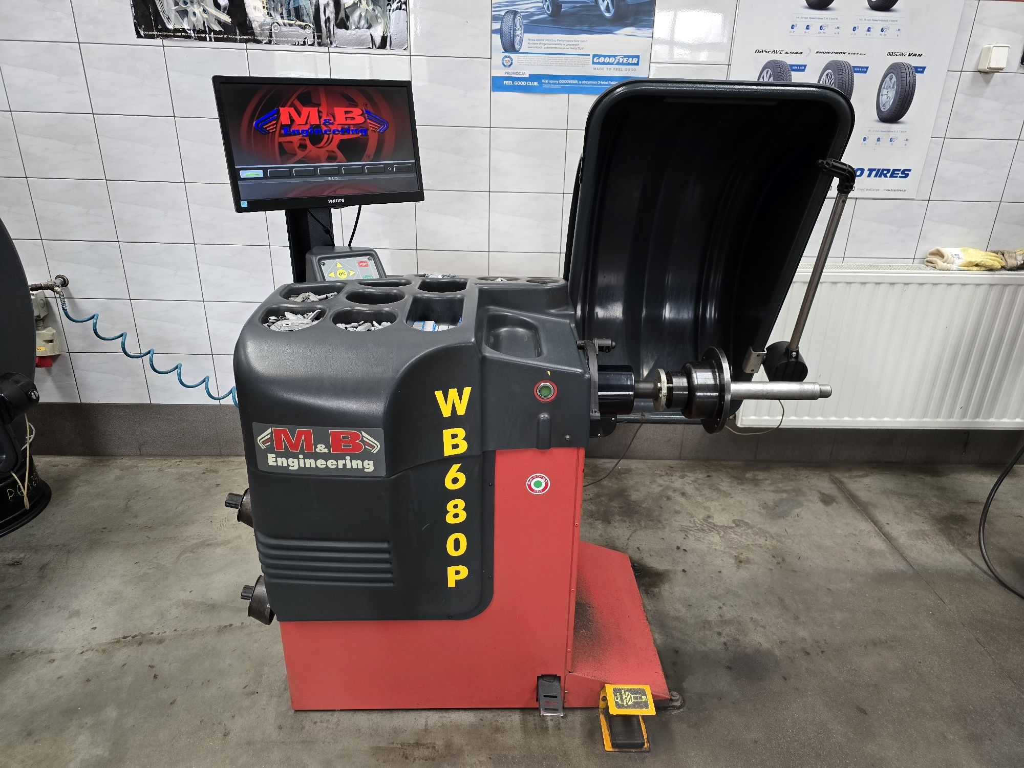 Wyważarka M&B WB680P Pneumatyczny uchwyt
