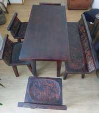 Rzeźbiony stół z krzesłami, z ławką