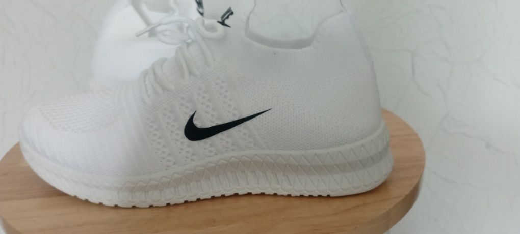 Buty unisex Nike białe idealne lato wiosna.