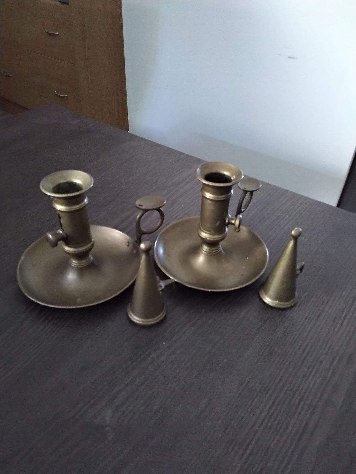 Castiçais em metal dourado