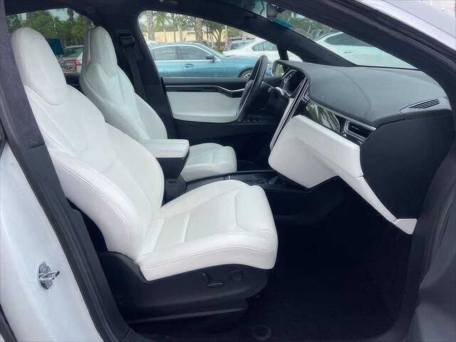 Tesla Model X 75D      2018