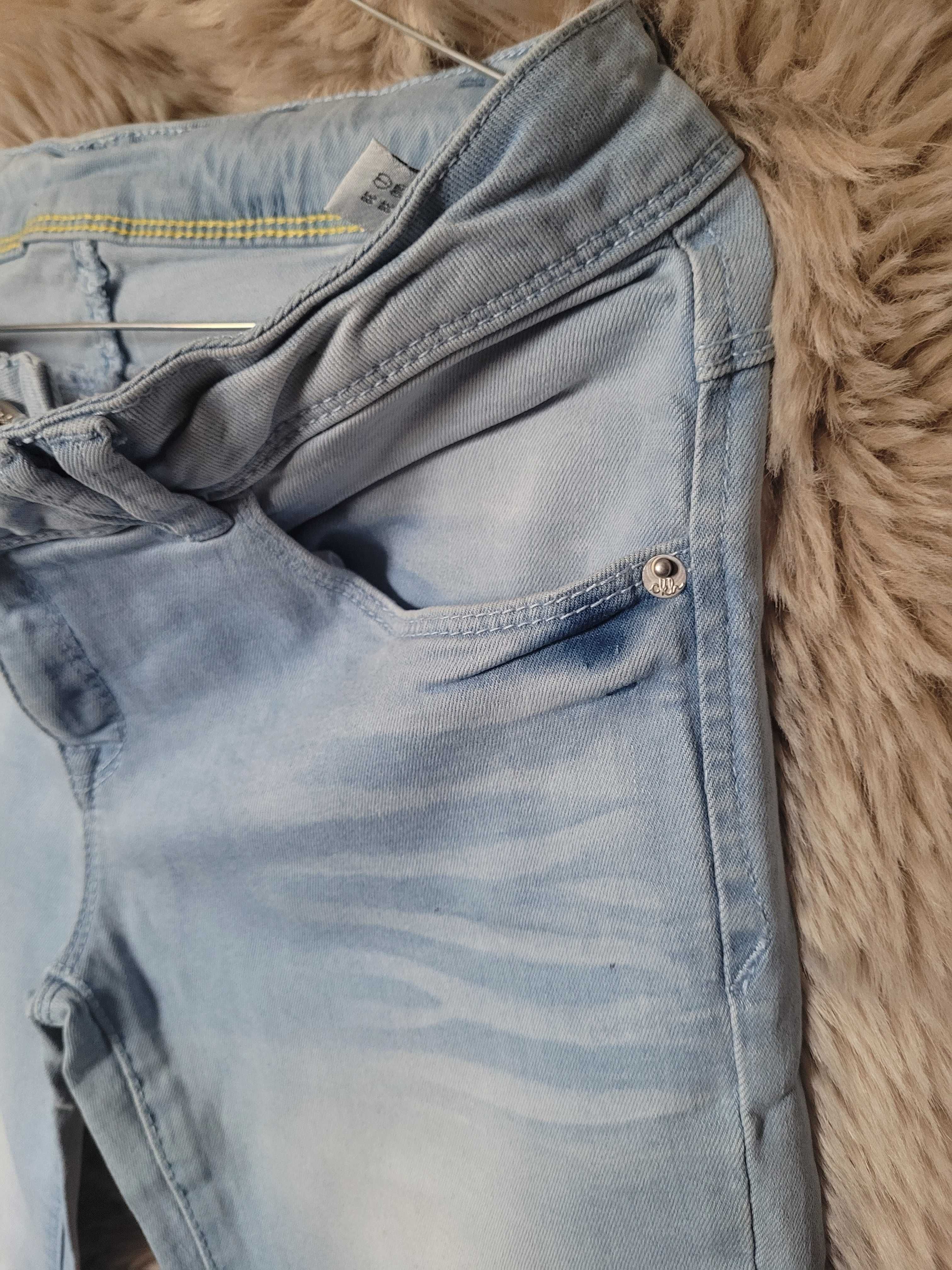 Jasnoniebieskie spodnie dżinsowe