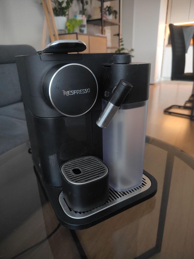 Ekspres DELONGHI Nespresso Gran Lattissima EN640.B Czarny