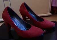 Sapatos clássicos camurça vermelhos 35