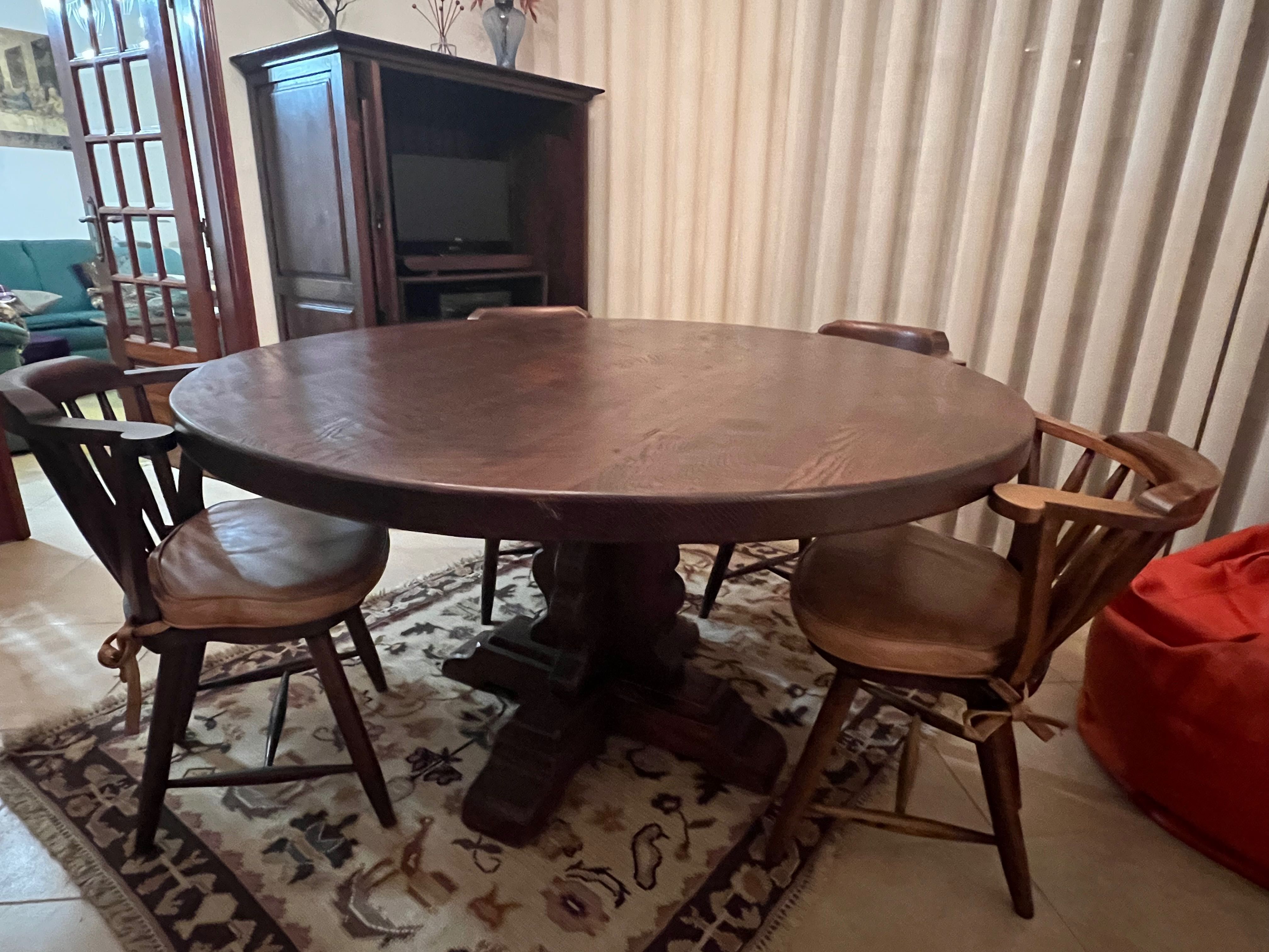 Mesa de jantar, em castanho maciço com 5 cadeiras