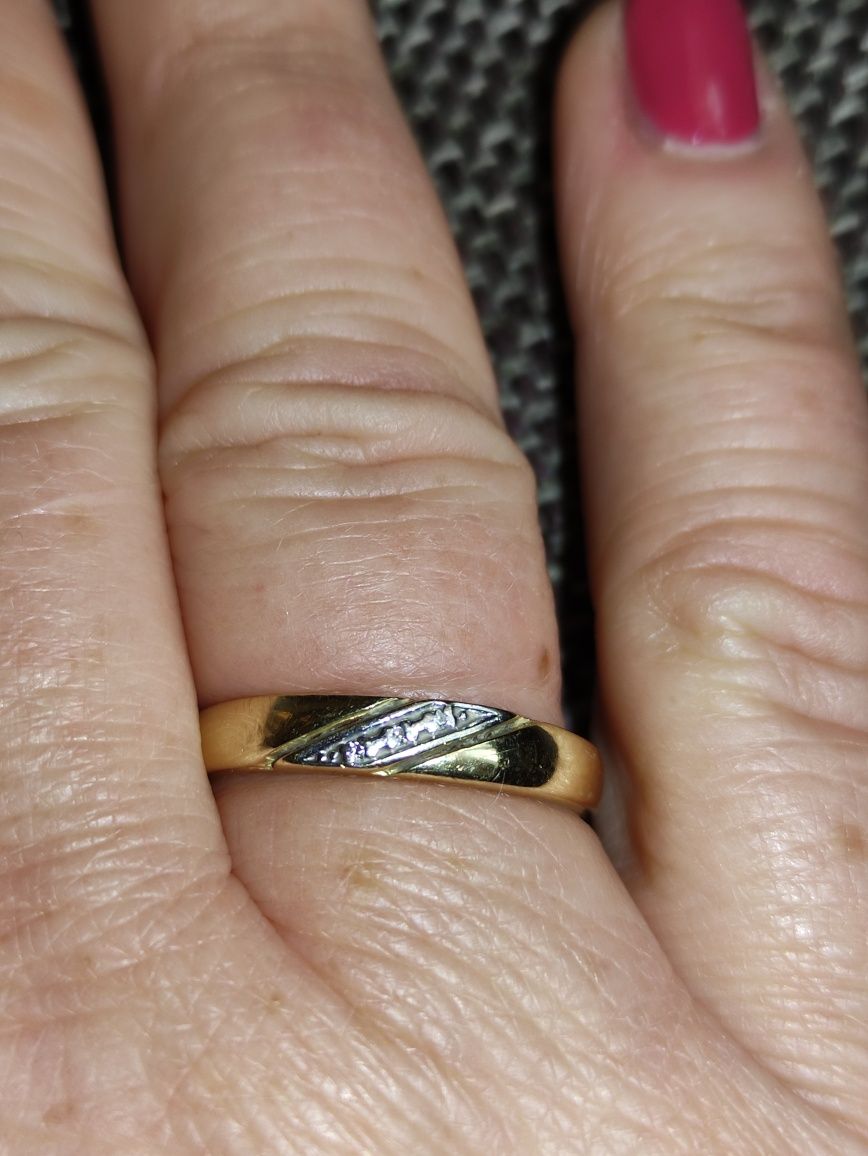 Złoty pierścionek z brylantem rozmiar 19