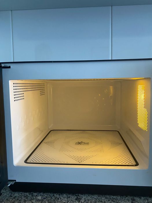 Micro-ondas WHIRLPOOL MWF421BL XTRASPACE (25 L - Com Grill - Preto)