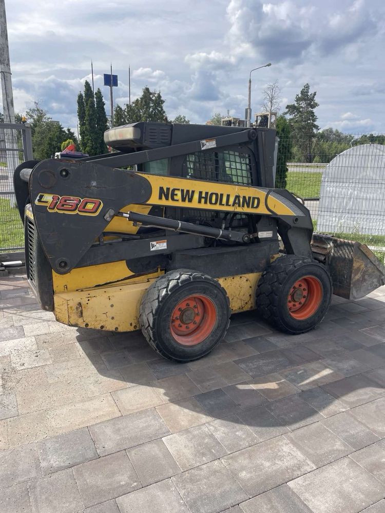 Мінінавантажувач New Holland L180.