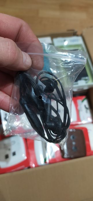 Etui, sluchawki i gniazda TV i RTV