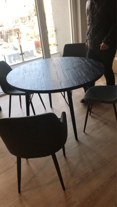 Mesa de jantar redonda de carvalho, acabamento charcoal (sem cadeiras)