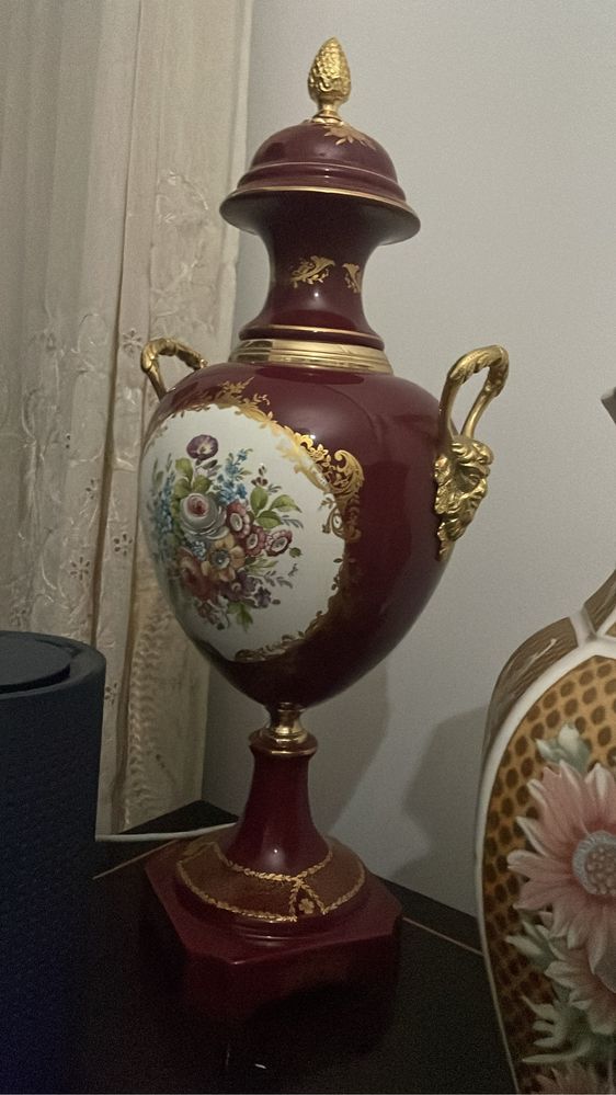 Peças de ceramica vermelha e dourada.