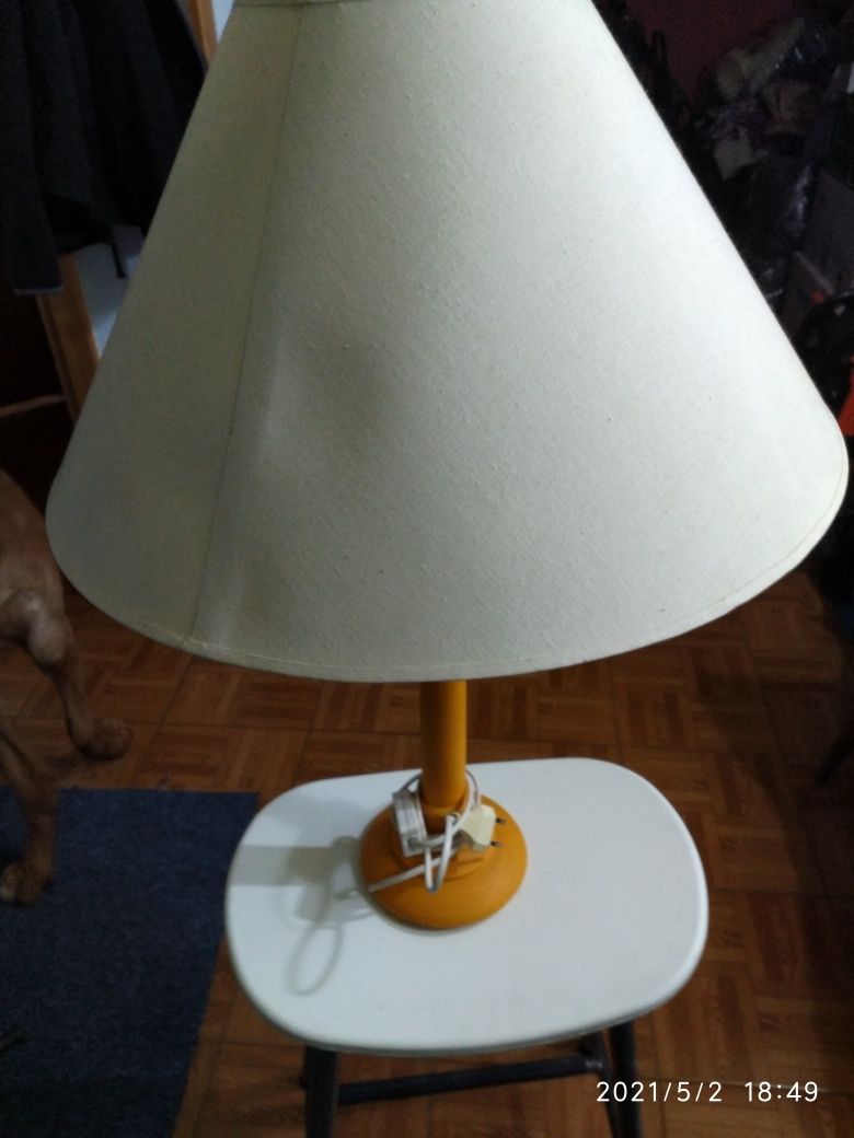 Lampa stojąca z włącznikiem
