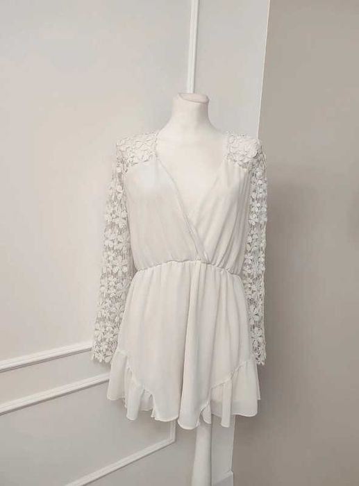 Kombinezon z krótką nogawką kopertowy falbanki koronka L | elegance