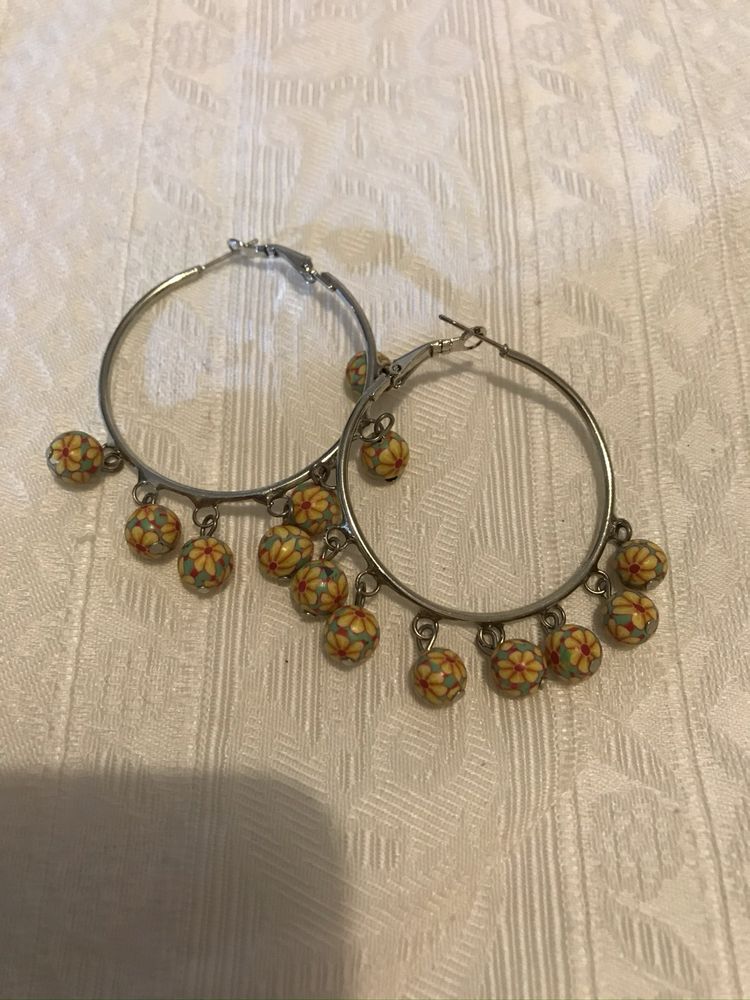 Brincos argolas de bolinhas