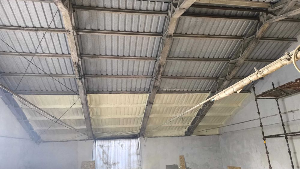 Izolacje natryskowe pianą PUR - ocieplanie domu, poddasza, hal, garaży