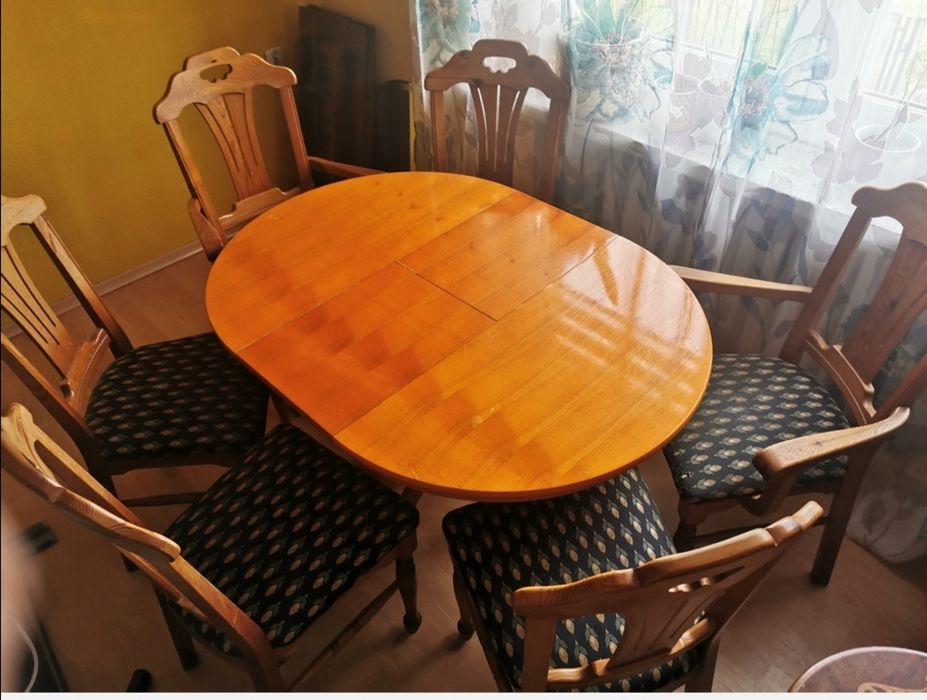 Stół rozkładany z krzesłami, bardzo wygodne krzesła