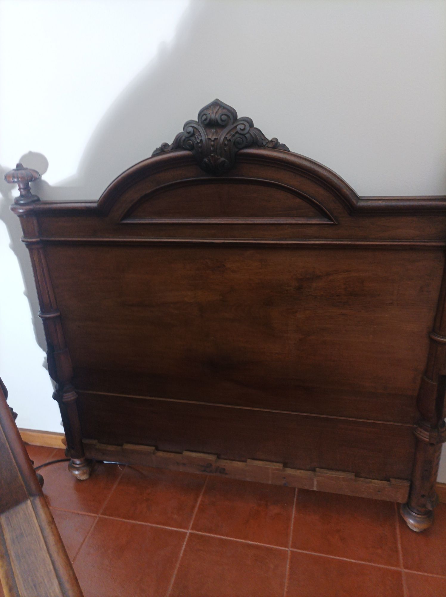 Cama centenária corpo e meio restaurada estilo vitoriano