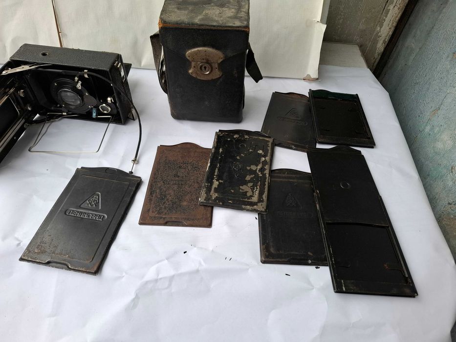 Фотоаппарат старый с касетами.