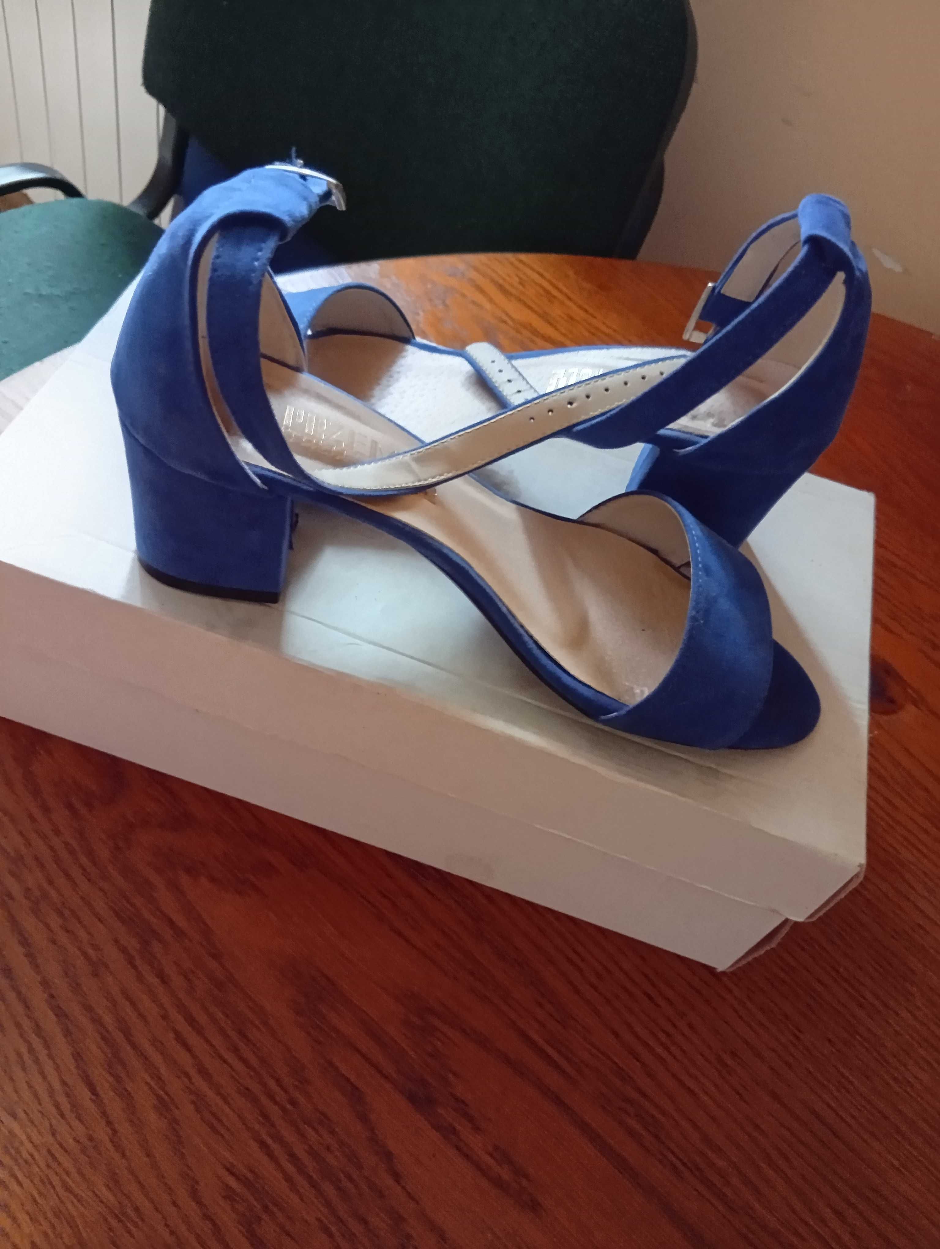 Buty na słupku..