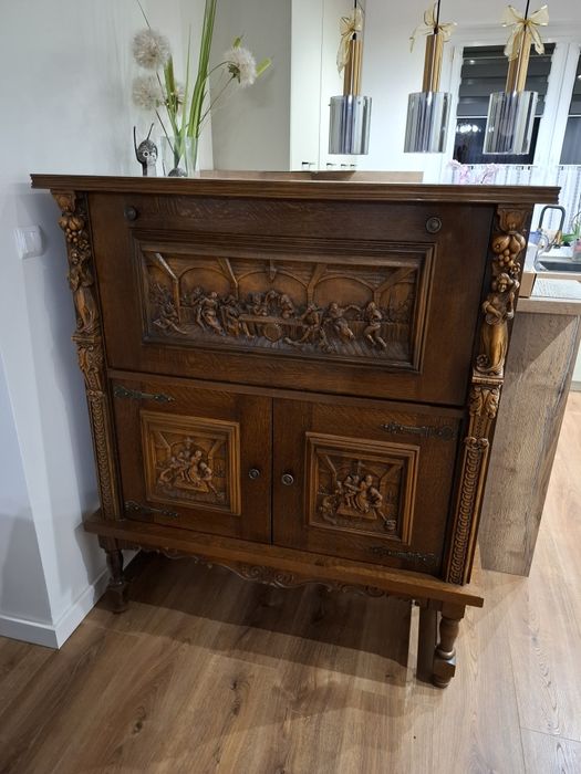 Barek pięknie żeźbiony