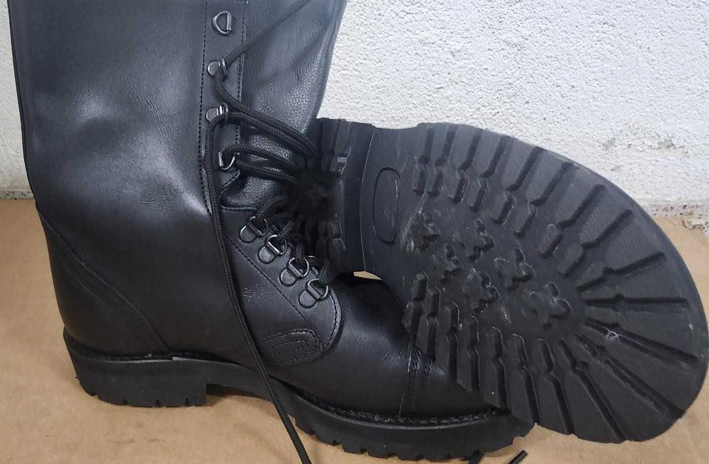 Botas pretas militar, novas, tamanho 42