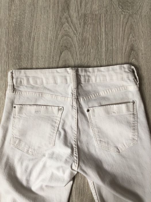 Śliczne,białe rurki z dziurami i przetarciami-Bershka !