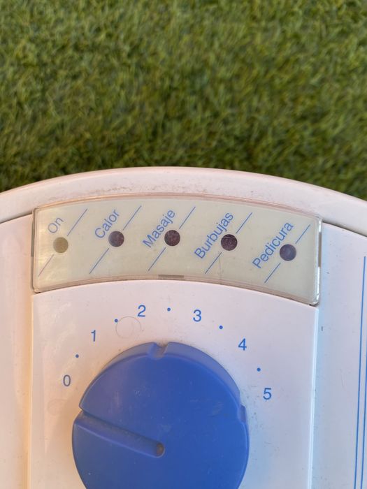 Recipiente massajador de pes