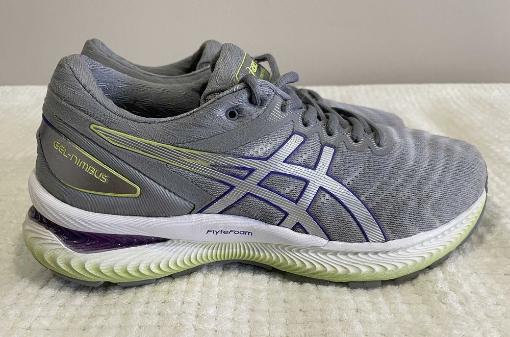 Asics Gel-Nimbus 22 сірого кольору, розмір 39.5, устілка 25 см.